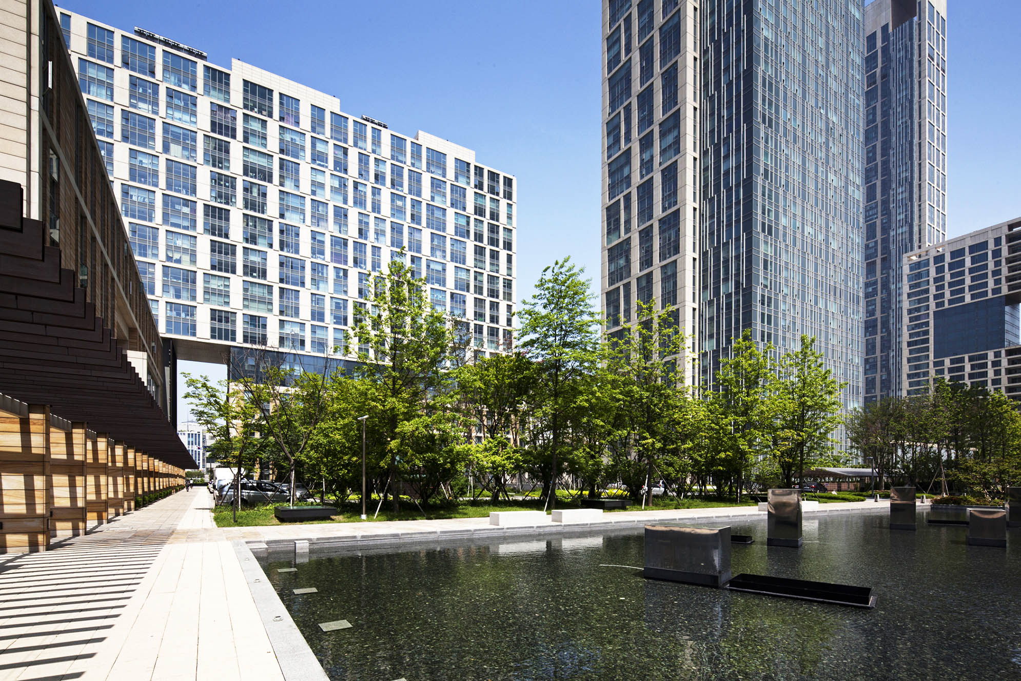 더샾 퍼스트 월드