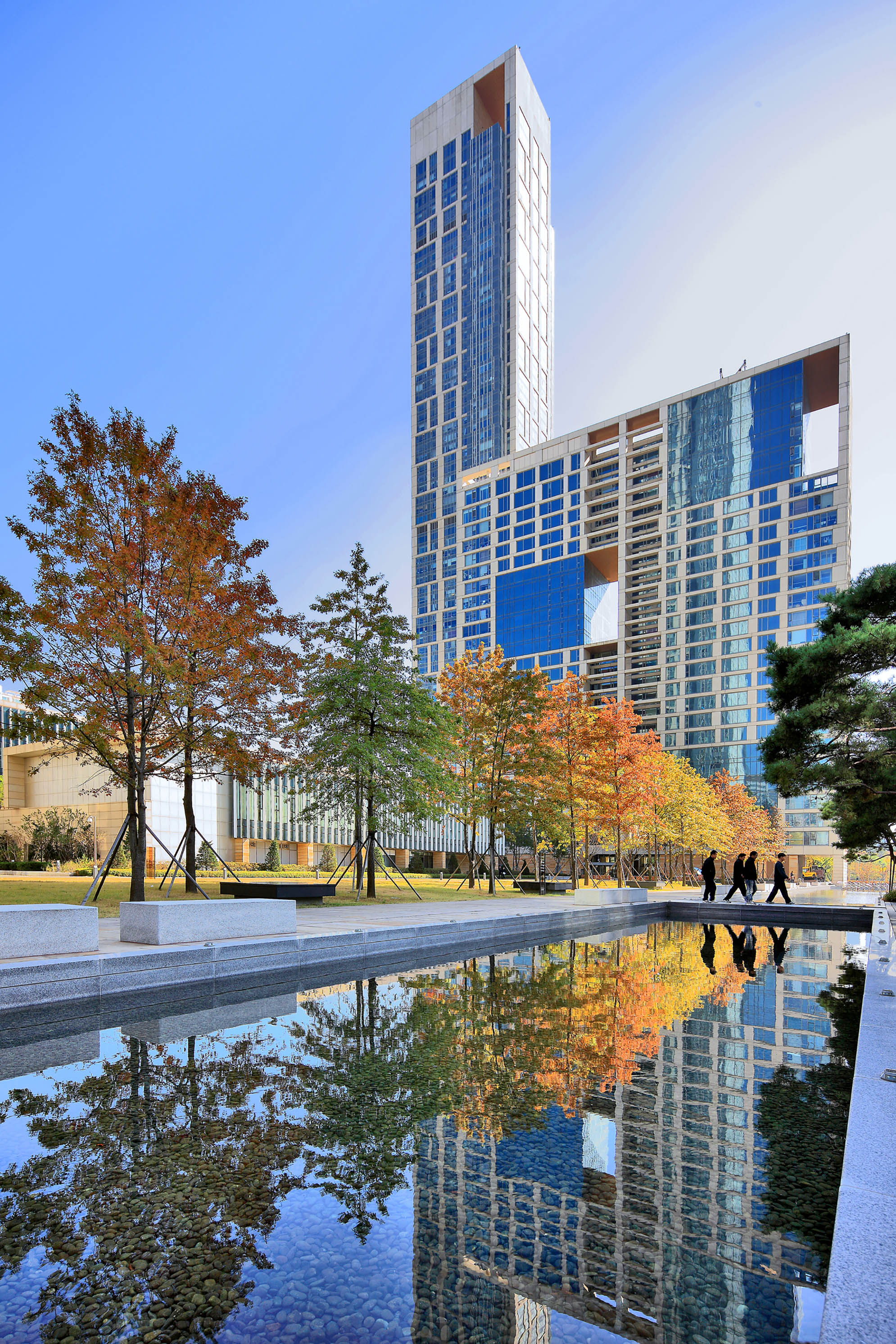 더샾 퍼스트 월드